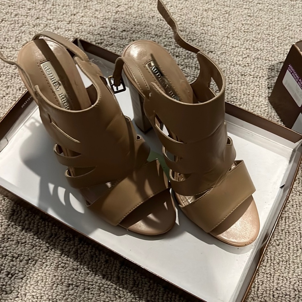 Like new nude shoes